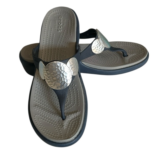 CROCS Sanrah Silver Hammered Circle Rings BLUE Wedge Sandals Size 8 - Picture 1 of 11